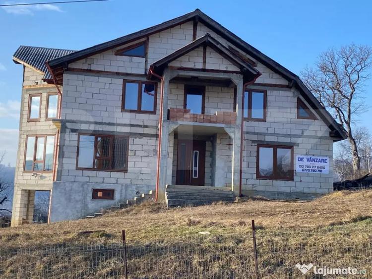 Casă cu 5 camere cu Teren 7100 Mp în Central
