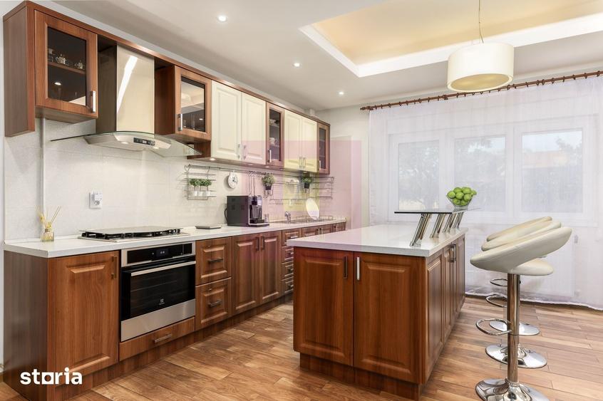 Casă cu 8 camere cu Teren 510 Mp în Tei