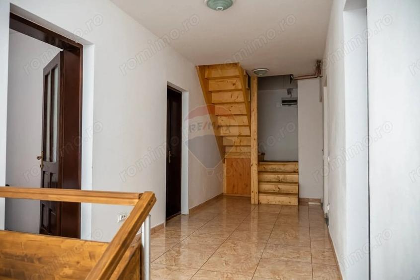 Casă cu 10 camere cu Teren 3300 Mp în Vale