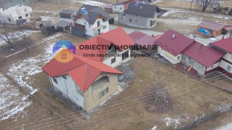 Casă cu 4 camere cu Teren 1376 Mp în Borca