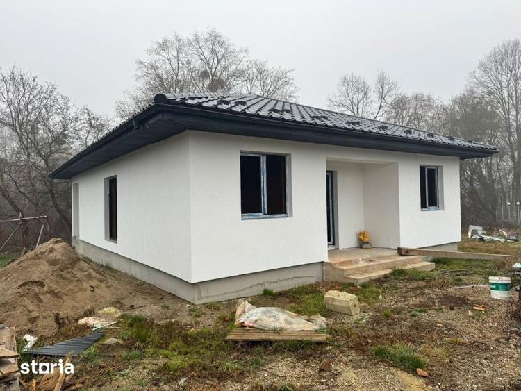 Casă cu 3 camere cu Teren 450 Mp în Groși
