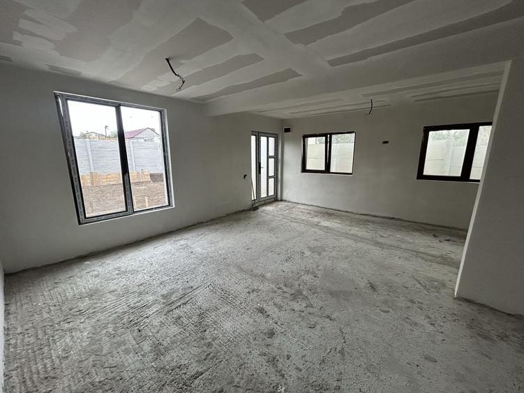 Casă cu 3 camere în Lumina