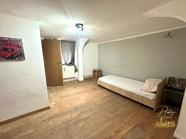 Casă individuală cu 8 camere cu Canalizare în Orașul Nou