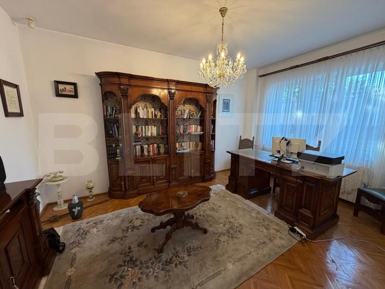 Casă individuală cu 9 camere cu Piscina în Central