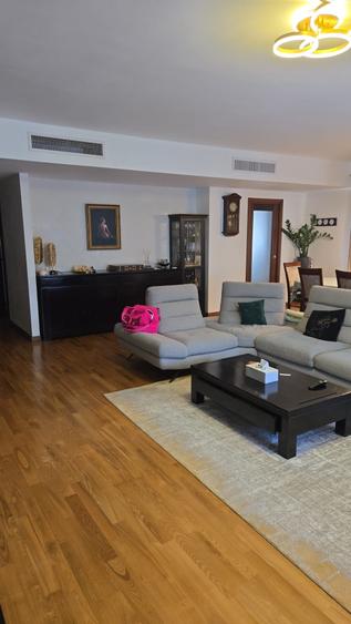 Apartament cu 4 camere decomandat în Capitale