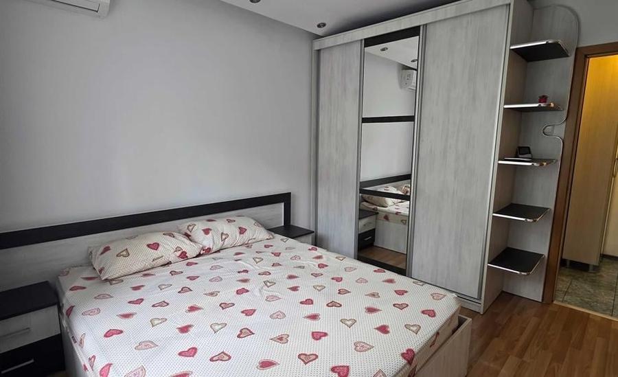 Apartament cu 3 camere semidecomandat în Titan