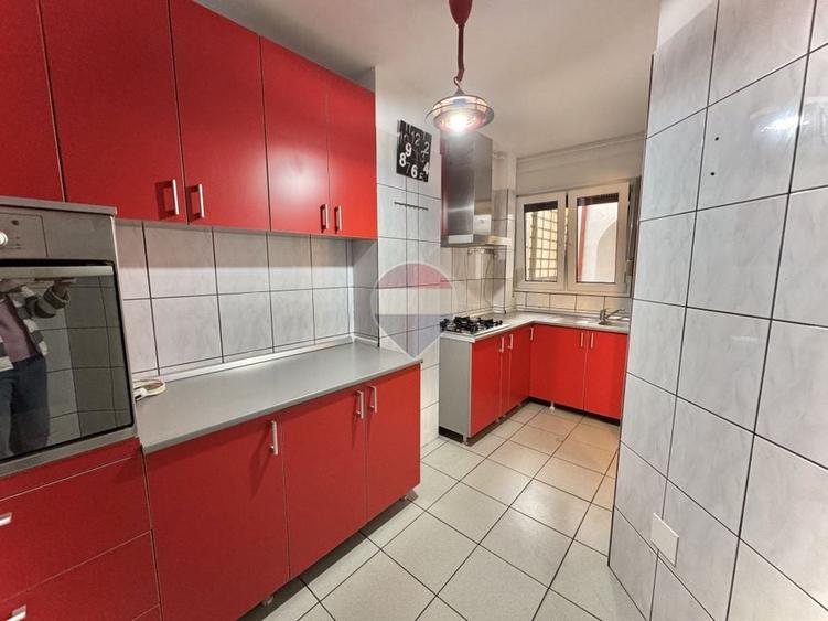 Casă individuală cu 7 camere cu Teren 100 Mp în Domenii