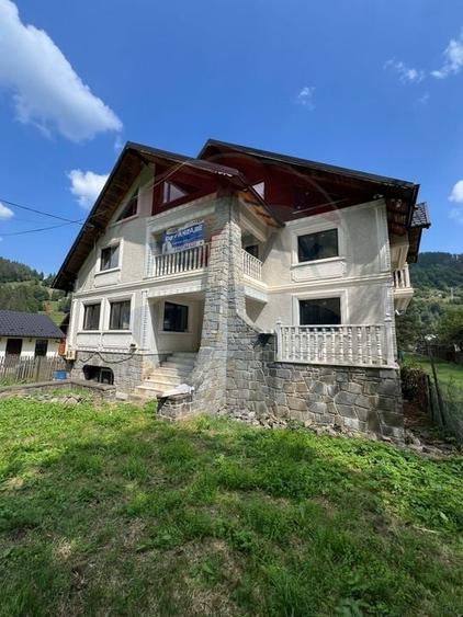 Casă individuală cu 7 camere cu Canalizare în Mădei