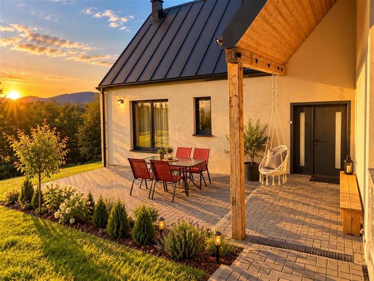 Casă individuală cu 3 camere cu Teren 2216 Mp în Exterior Est
