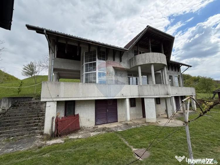 Casă cu 7 camere cu Teren 2681 Mp în Buciumi
