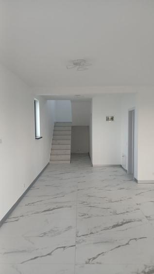 Casă cu 4 camere în Exterior Vest