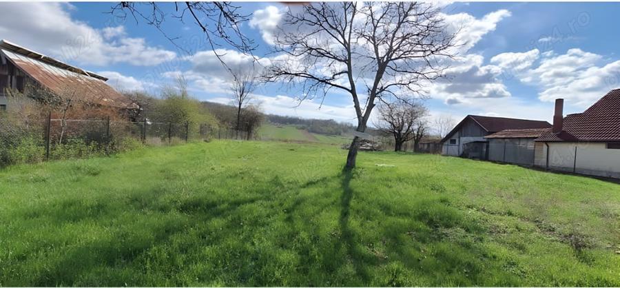 Teren de 4400 mp, în Tigveni