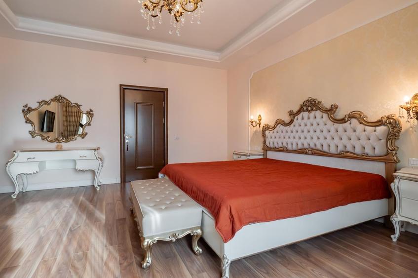 Penthouse cu 5 camere decomandat, mobilat în Central