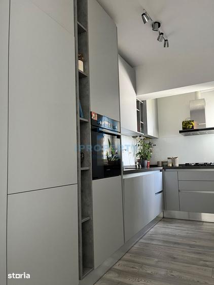 Apartament cu 2 camere semidecomandat, mobilat în Tei