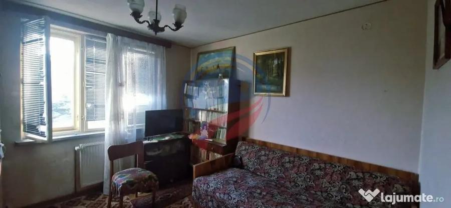 Apartament cu 3 camere semidecomandat în Gării
