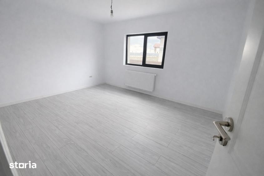 Casă cu 5 camere cu Teren 500 Mp în Podu Roș