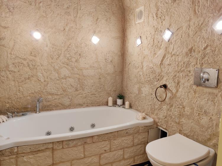 Apartament cu 3 camere semidecomandat, mobilat în Ultracentral