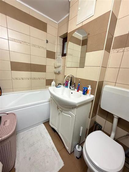 Apartament cu 3 camere semidecomandat în Podu Roș