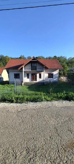 Casă cu 6 camere cu Teren 1700 Mp în Cârjiți