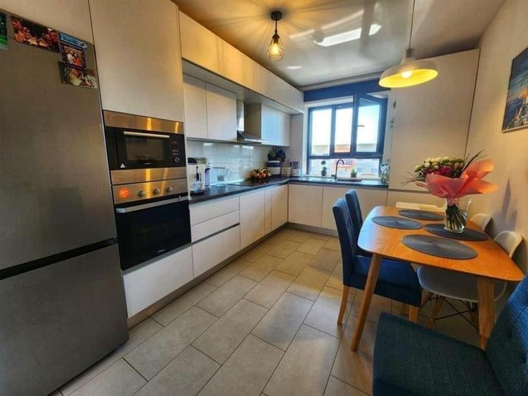 Apartament cu 3 camere decomandat în Tractorul