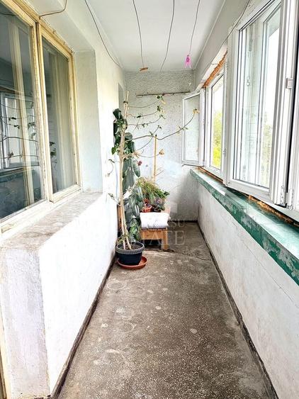 Apartament cu 3 camere semidecomandat în Titan