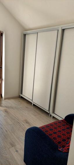 Apartament cu 3 camere semidecomandat, mobilat în Dămăroaia