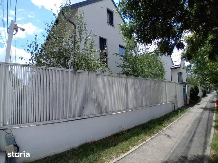 Casă cu 5 camere cu Teren 175 Mp în Străulești