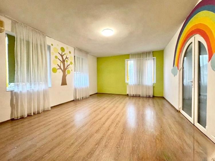 Casă individuală cu 7 camere cu Canalizare în Aradului