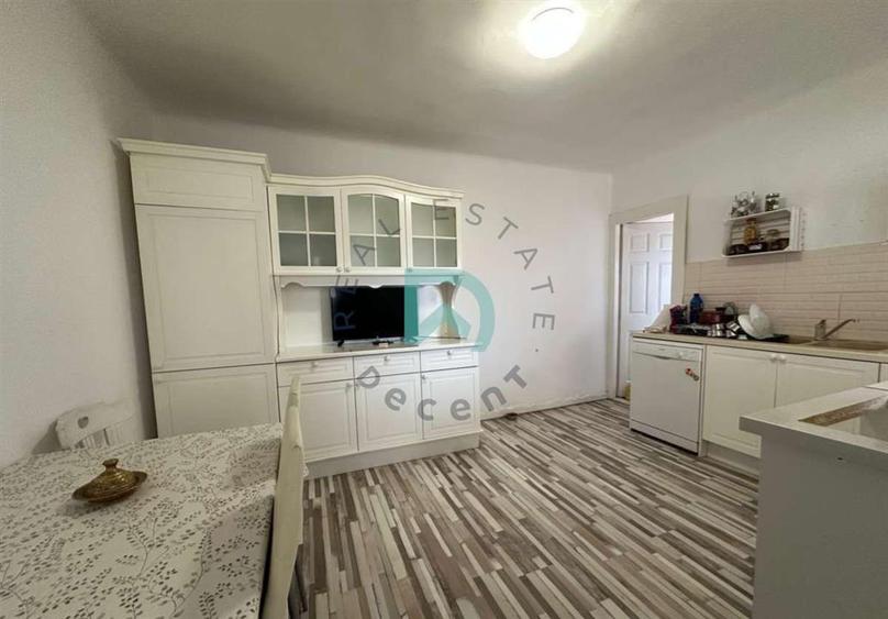 Apartament cu 3 camere semidecomandat în Griviței