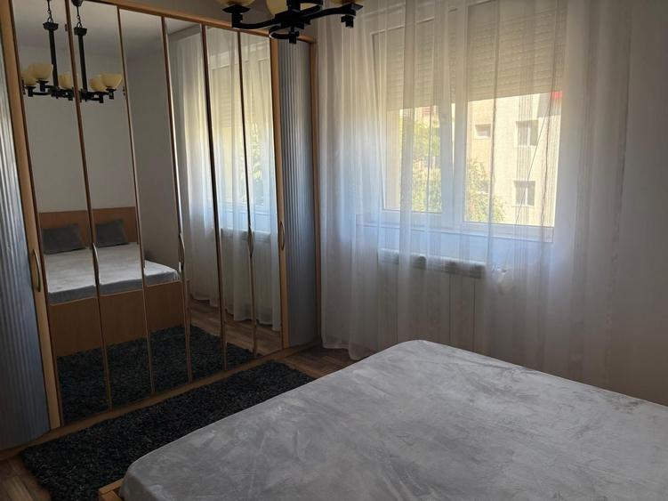 Apartament cu 3 camere semidecomandat în Lipovei
