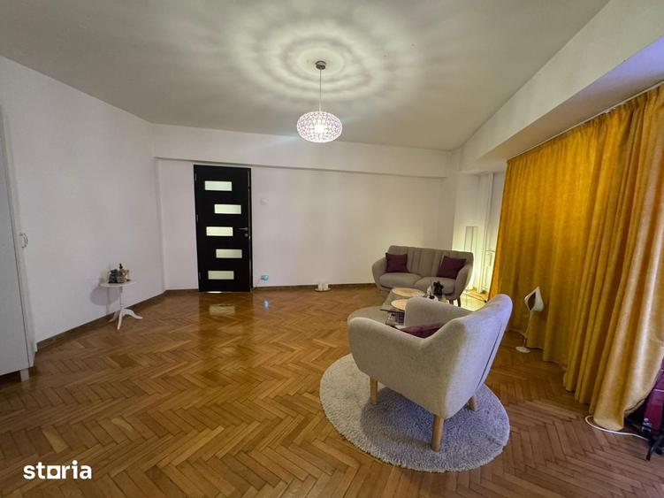 Apartament cu 3 camere semidecomandat în Victoriei