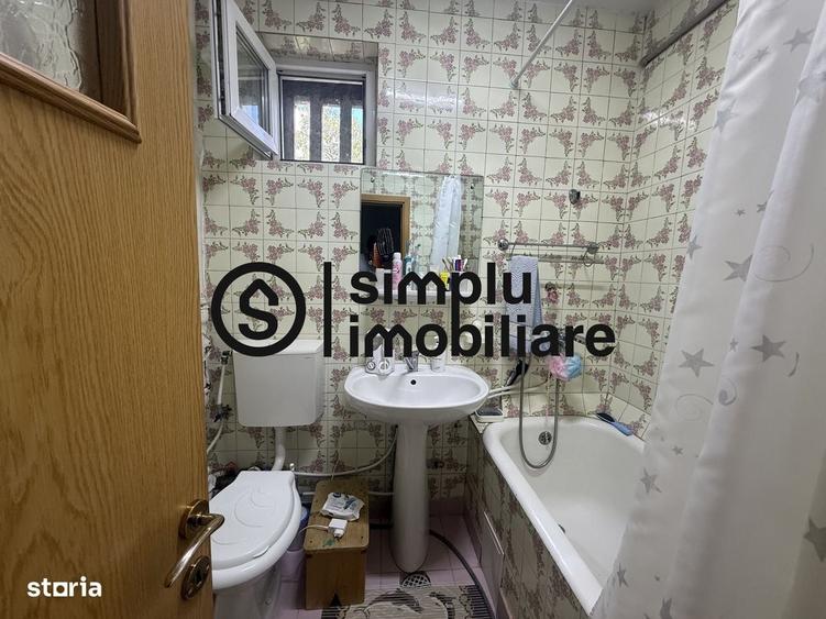 Apartament cu 3 camere semidecomandat în Rovine