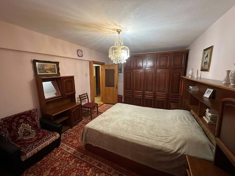 Apartament cu 3 camere decomandat, mobilat în Sud