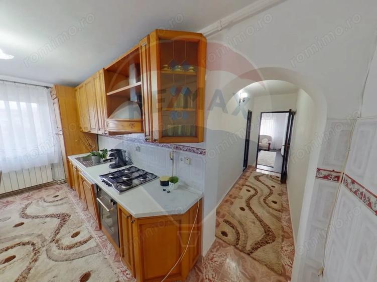 Apartament cu 4 camere decomandat în Central