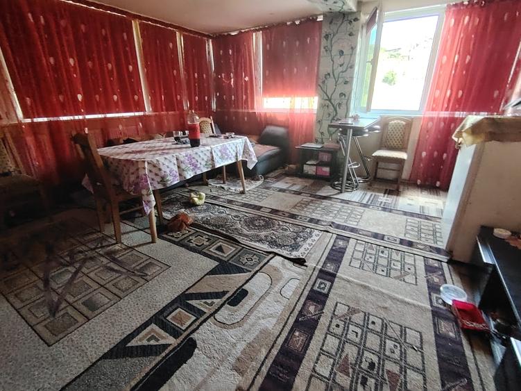 Apartament cu 3 camere decomandat în Florești