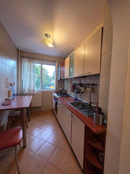 Apartament cu 3 camere semidecomandat, mobilat în Titan