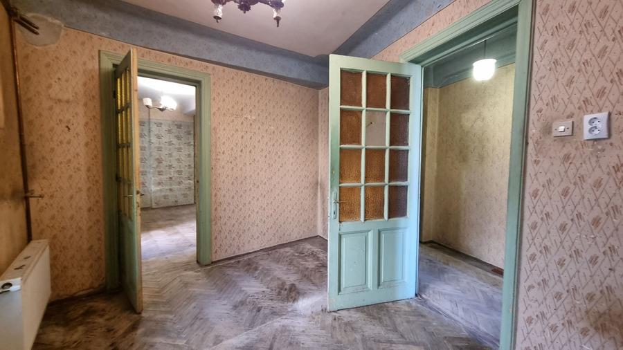 Apartament cu 4 camere decomandat în Calea Victoriei