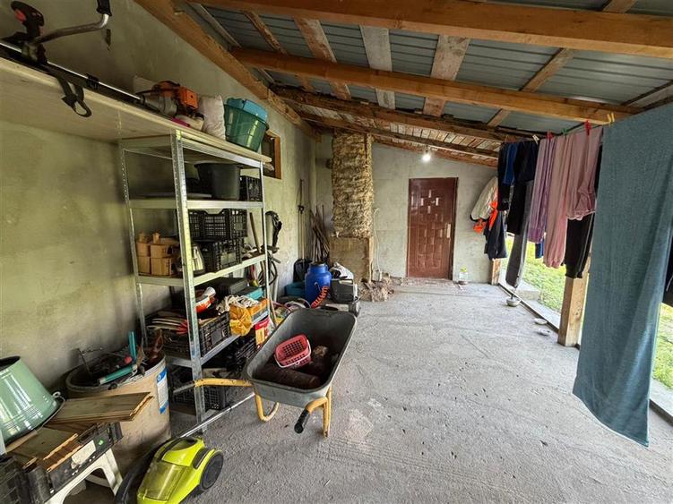 Casă individuală cu 3 camere cu Teren 1021 Mp în Vest