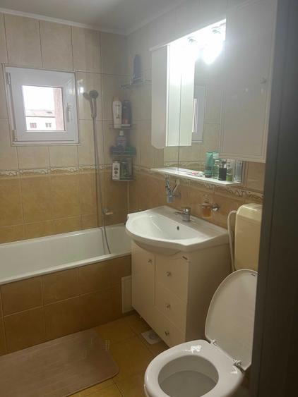 Apartament cu 3 camere decomandat în Exterior Vest