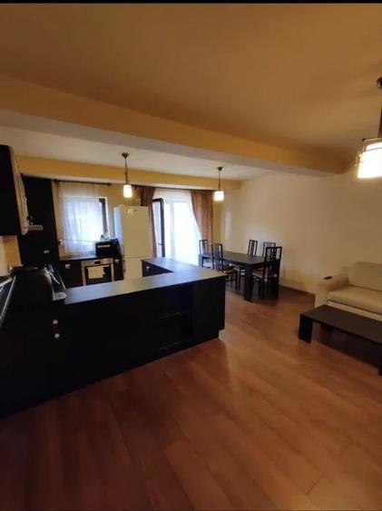 Apartament cu 3 camere semidecomandat, mobilat în Florești