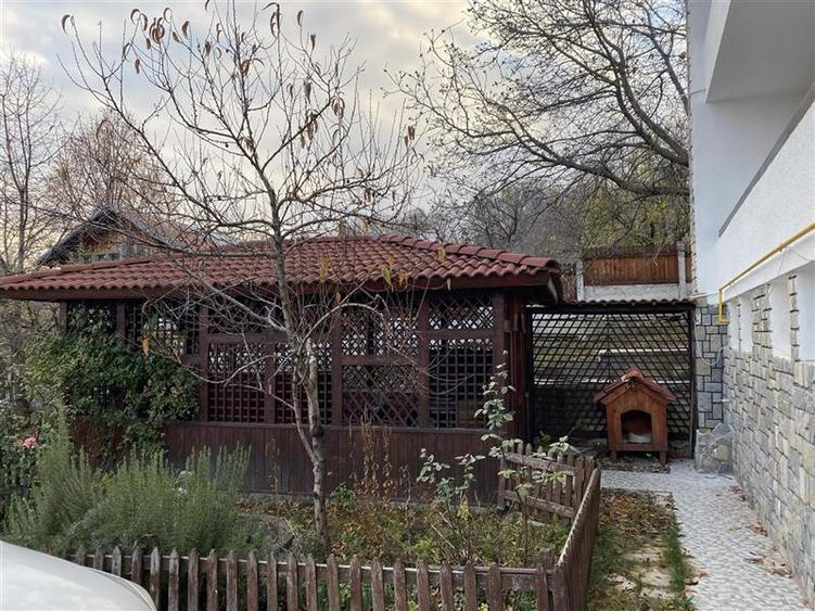 Casă individuală cu 7 camere cu Canalizare în Liceul Militar