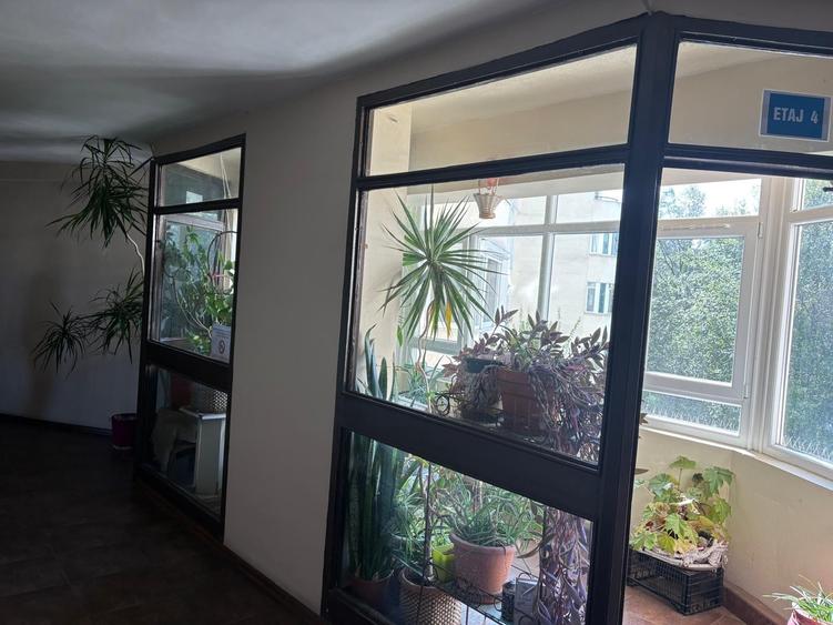 Apartament cu 3 camere decomandat în P-ța Victoriei