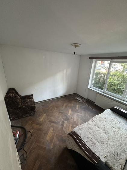 Apartament cu 3 camere semidecomandat în Tractorul