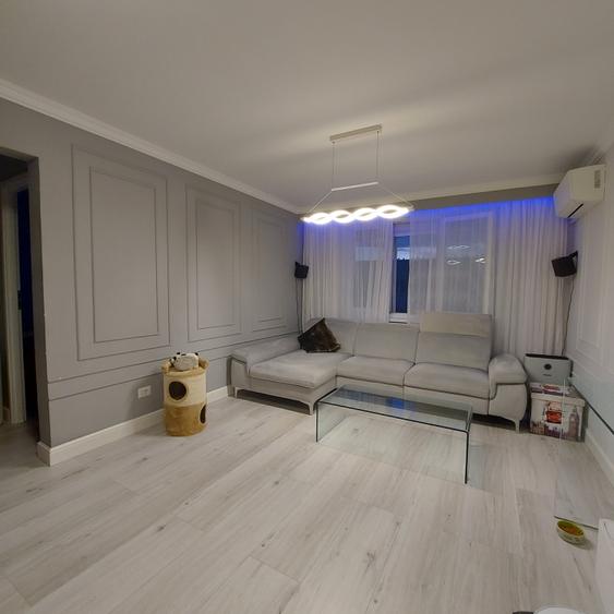 Apartament cu 3 camere semidecomandat în Titan