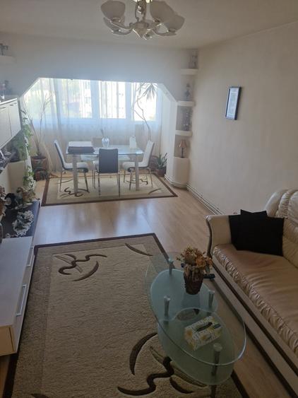 Apartament cu 3 camere decomandat în Ștefan cel Mare