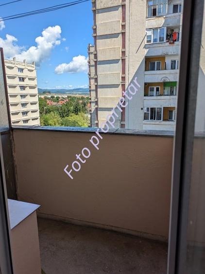 Apartament cu 3 camere semidecomandat în Simeria
