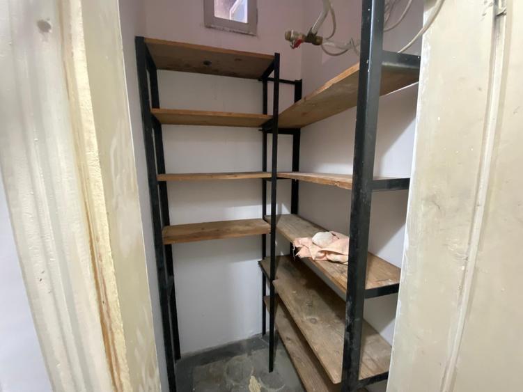 Apartament cu 3 camere semidecomandat în Moșilor