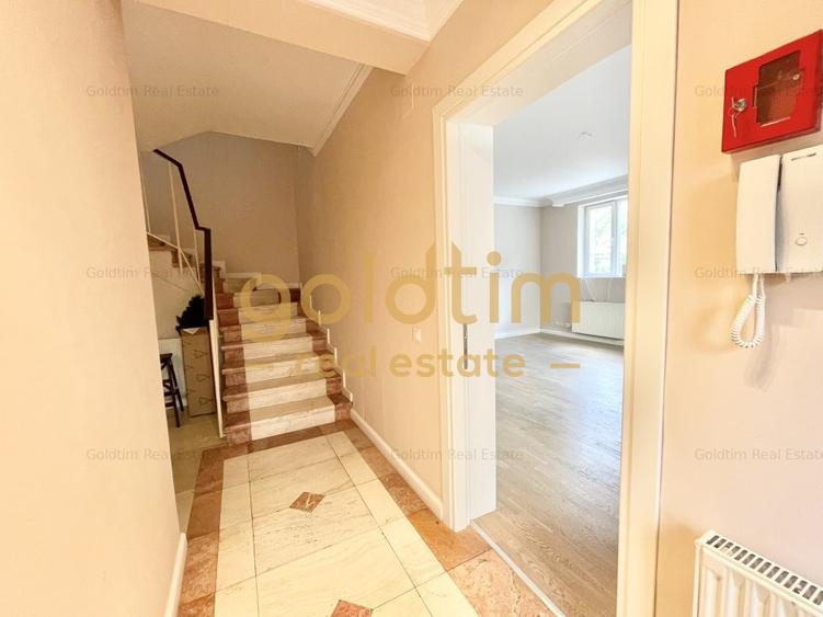 Casă individuală cu 6 camere cu Canalizare în Capitale