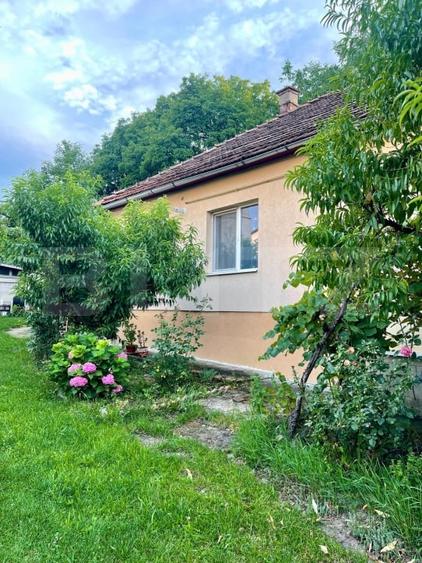 Casă cu 2 camere cu Canalizare în Est