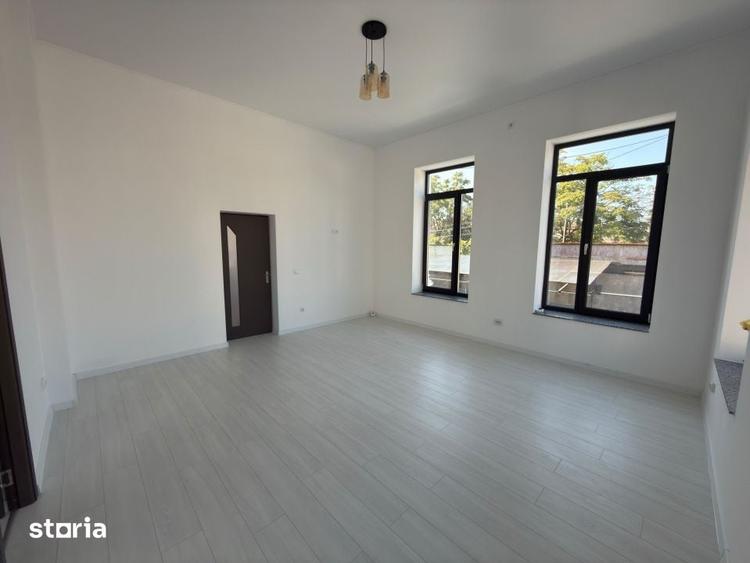 Casă cu 9 camere cu Teren 232 Mp în Ana Ipătescu